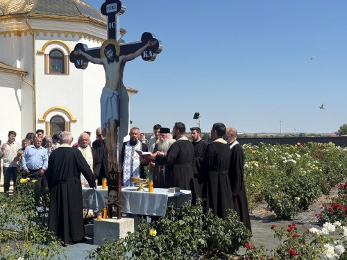 Vizită pastorală şi sfinţire de troiţă la Mănăstirea Fibiș din Banat