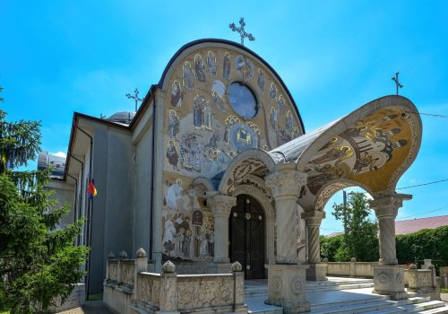 Sclipirile Luminii: Biserica „Sfânta Mahramă a Domnului şi Sfinţii Martiri Brâncoveni” - Iaşi