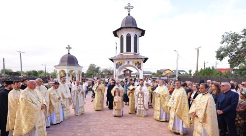 Biserica parohiei buzoiene Focșănei a primit veșmântul sfințeniei