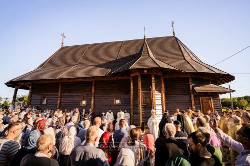 Biserica din Mesteceni, înnoită la un veac de la aducerea ei în sat