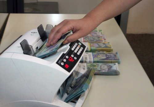 Românii iau credite de consum de circa 16.500 de euro