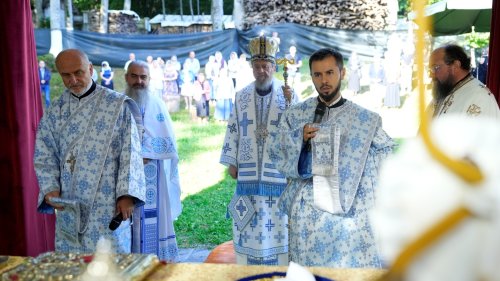 Liturghie arhierească la mănăstirea de la Cârțișoara