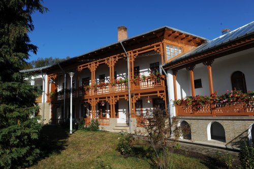 Cântecul amintirii și neuitării cărturarului în toposul sacru al Văratecului