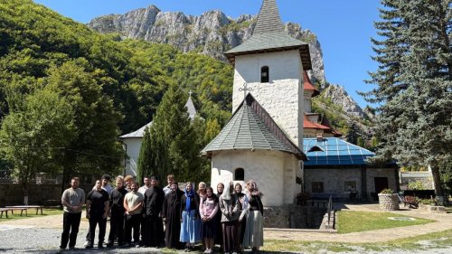 Tineri ortodocși din Germania și Austria în pelerinaj la Schitul Găbud