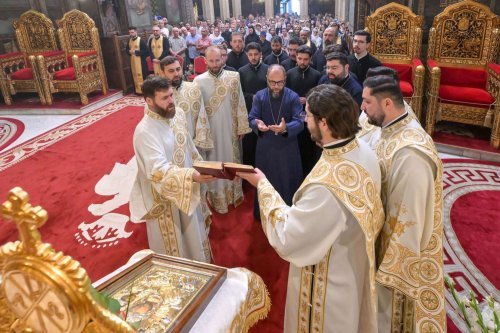 Dicționar teologic: axion, baldachin, bederniță