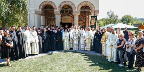 Liturghie arhierească la hramul Mănăstirii Logrești