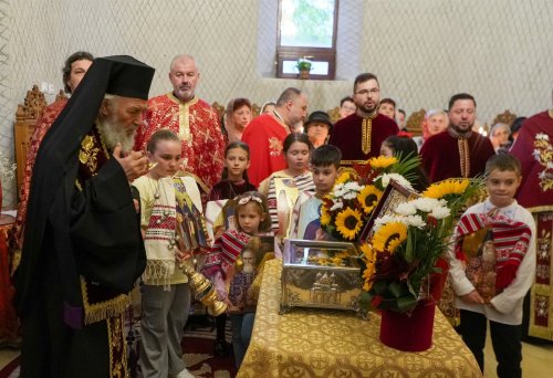 Cinstirea lemnului de viață făcător în biserici gălățene