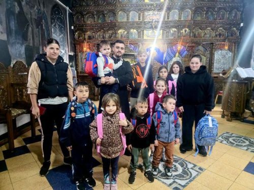 54 de elevi ialomițeni sprijiniți cu articole vestimentare și rechizite