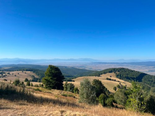 Refugiu cu observator panoramic în Munţii Bodoc