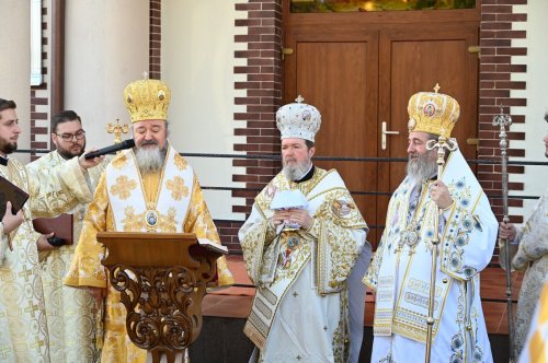 Trei ierarhi au sfințit Biserica „Sfântul Mare Mucenic Dimitrie, Izvorâtorul de Mir”, din Oradea