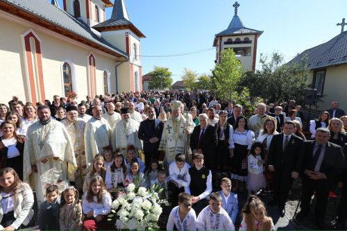 Slujba de târnosire a bisericii din Parohia Mogoșești, județul Maramureș