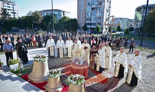 Clopotele bisericii din cartierul orădean Nufărul au fost sfințite