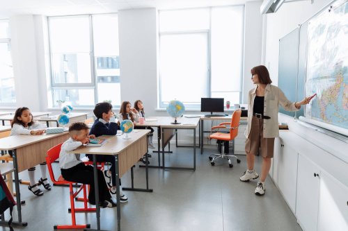 Jumătate dintre profesori au între 40 și 54 de ani