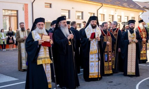 Școala Gimnazială „Mușatinii” din Roman a fost sfințită de trei ierarhi