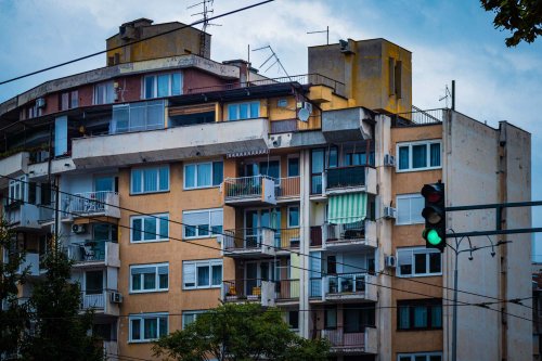 Țările cu numeroși tineri în locuințe aglomerate