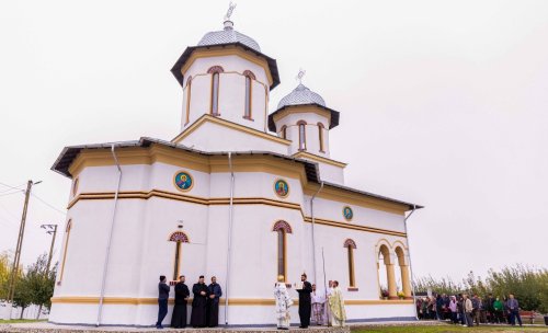 Momente de înnoire şi binecuvântare la parohii din Olt