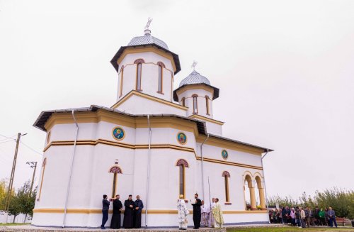 Momente de înnoire şi binecuvântare la parohii din Olt