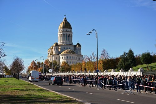 Prelungirea programului de închinare  prin Sfântul Altar al Catedralei Naționale Prelungirea programului de închinare  prin Sfântul Altar al Catedralei Naționale