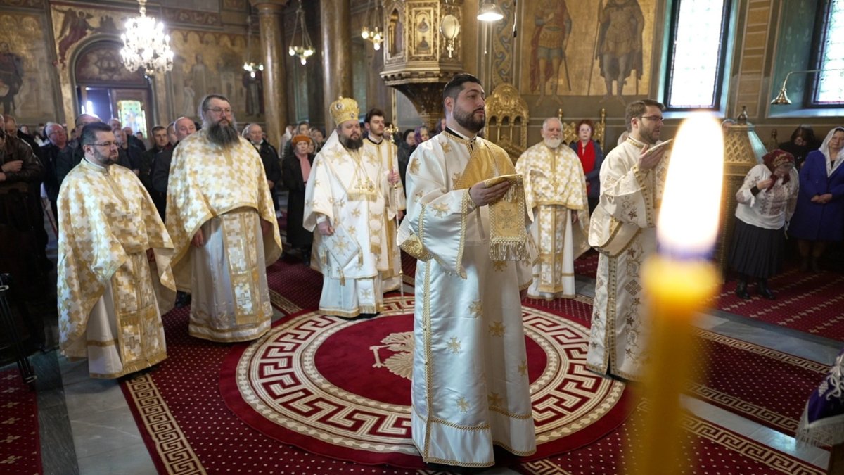 Popas de rugăciune la Mănăstirea Sinaia din județul Prahova 