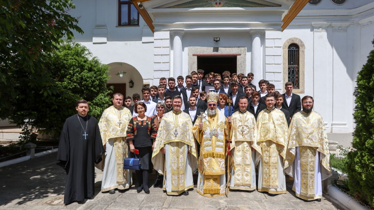 Sărbătoare pentru elevii și profesorii Seminarului „Chesarie Episcopul”