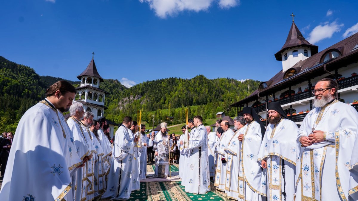 Sărbătoarea Sfinților Împărați Constantin și Elena în inima Bucovinei, la Schitul Valea Seacă