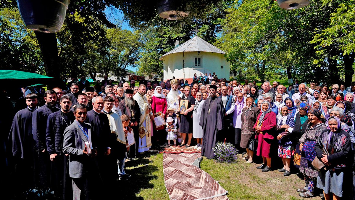 Sfințire de biserică în Dolhești, Iași