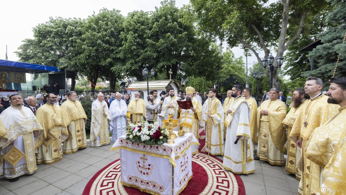 Veșmânt de har pentru biserica înnoită a Parohiei Clinceni