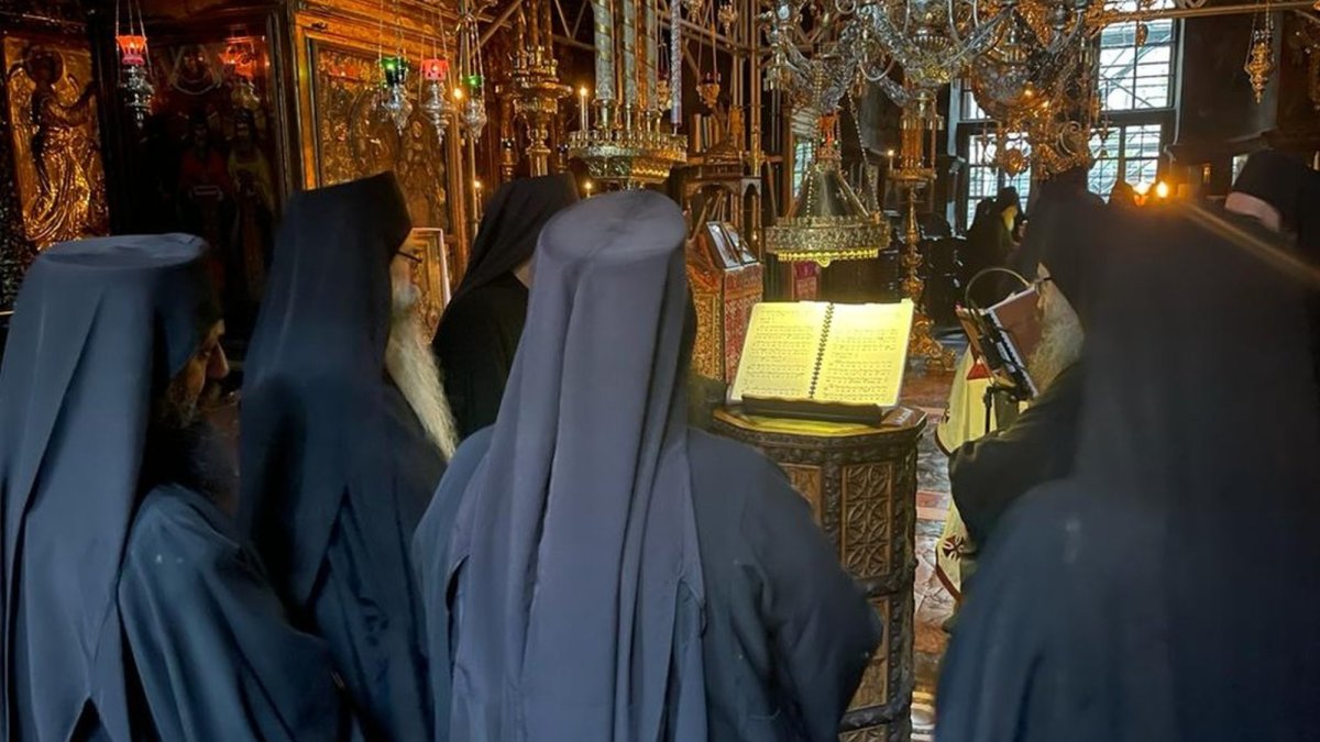Monahi români la Mănăstirea Vatoped din Muntele Athos
