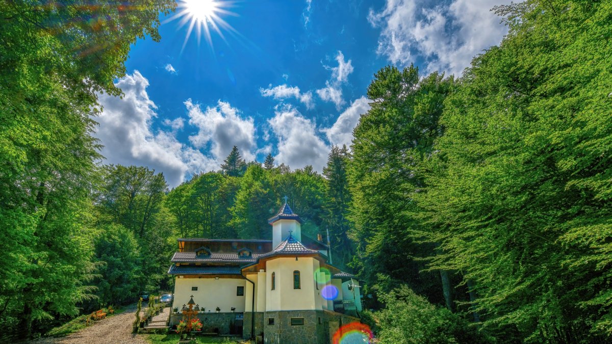 Sclipirile Luminii: Schitul „Sfânta Ana” - Cota 1400, Sinaia, judeţul Prahova