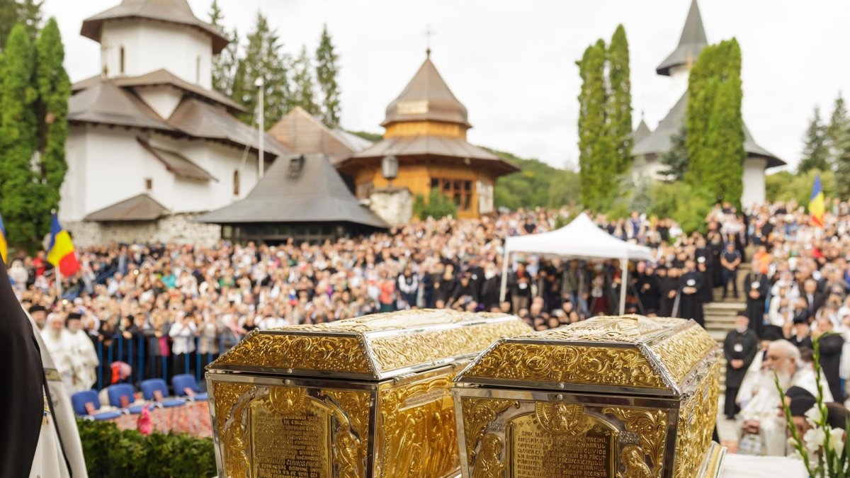 Florile sfințeniei din grădina sihaștrilor dumnezeiești, Cuvioşii Cleopa și Paisie, ne invită la pridvoarele Raiului
