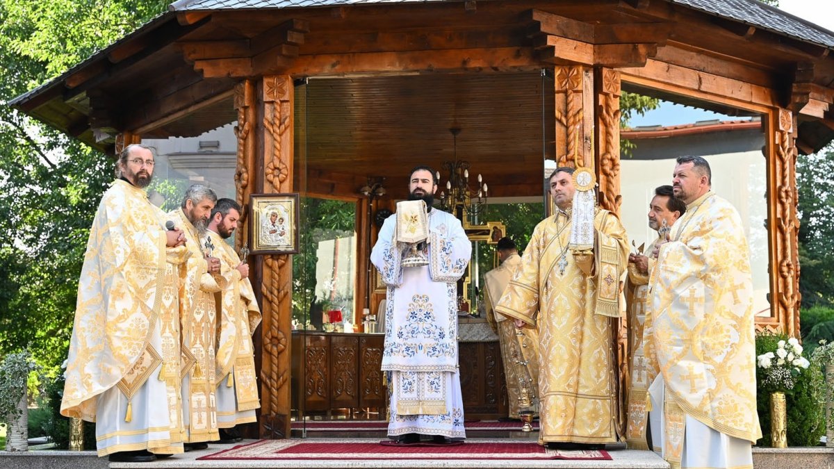 Slujiri şi binecuvântări arhiereşti în Episcopia Devei şi Hunedoarei