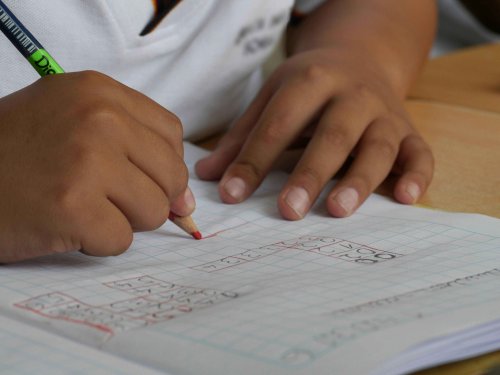 Educaţia, afectată direct de lipsurile materiale